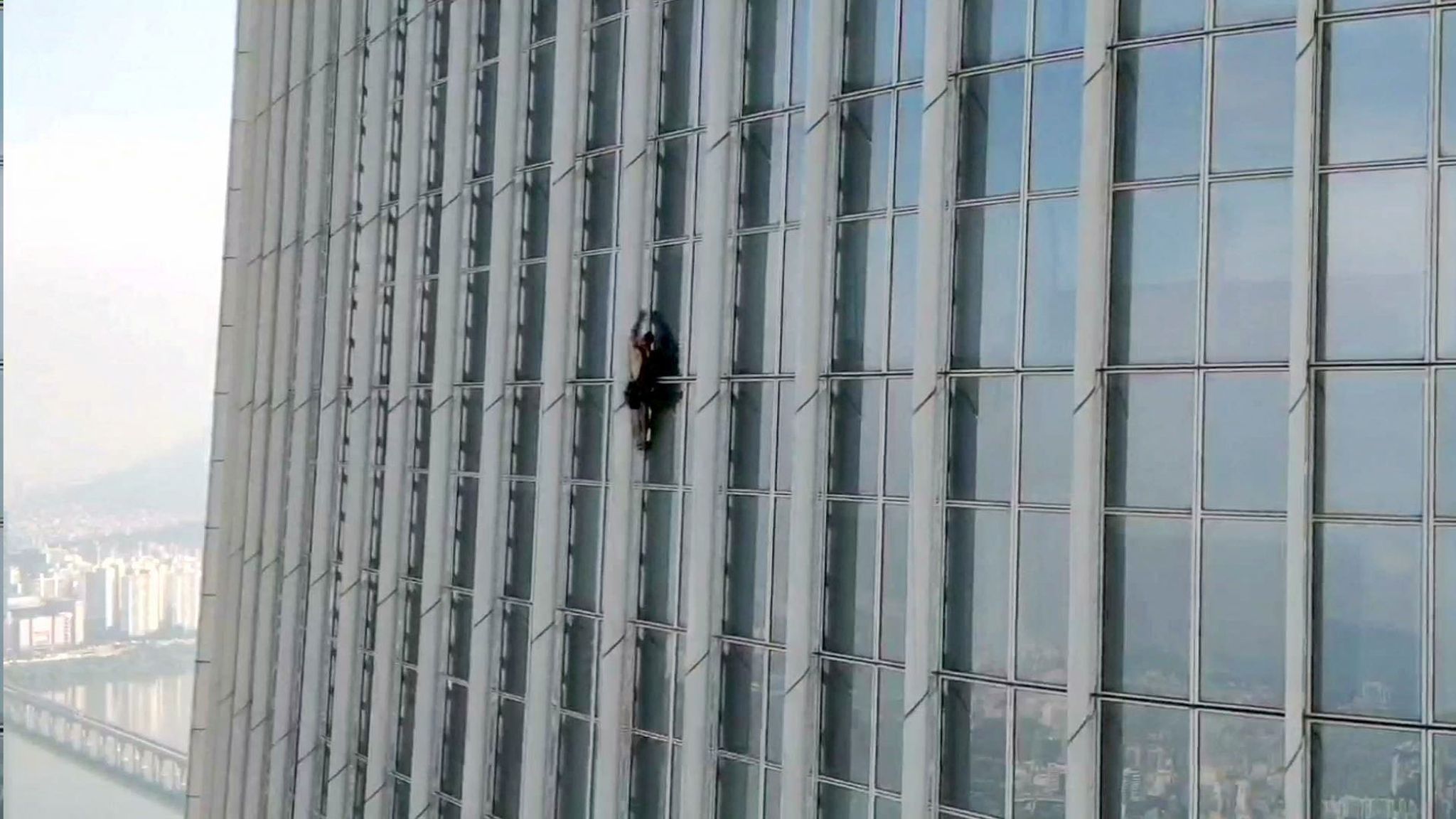 British man arrested at 73rd floor of Seoul skyscraper while attempting to reach top without safety ropes