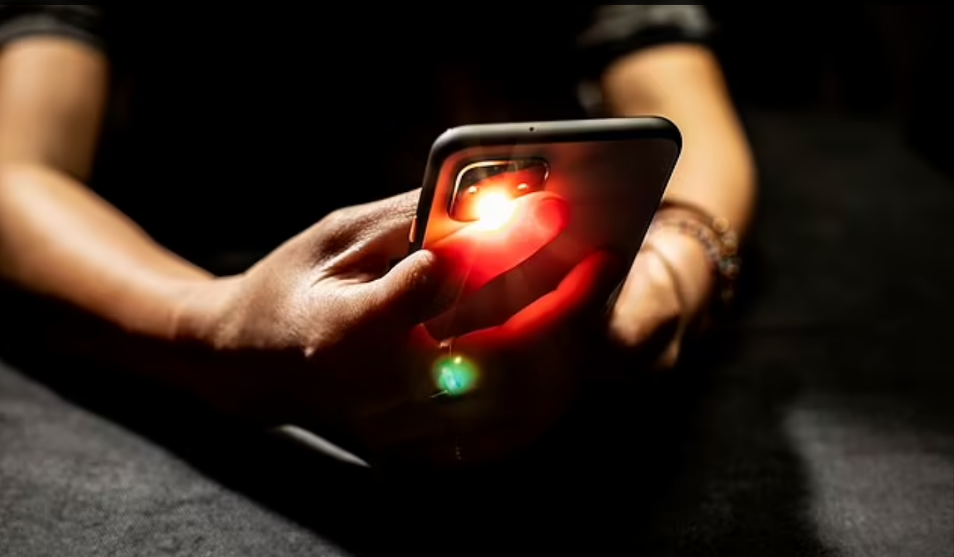 No oximeter? No worries! Smartphone app can measure blood oxygen levels with 80% accuracy by shining the phone's flash through your finger, study reveals